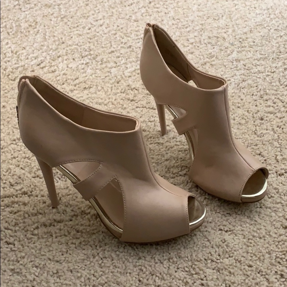Peek a boo nude heel